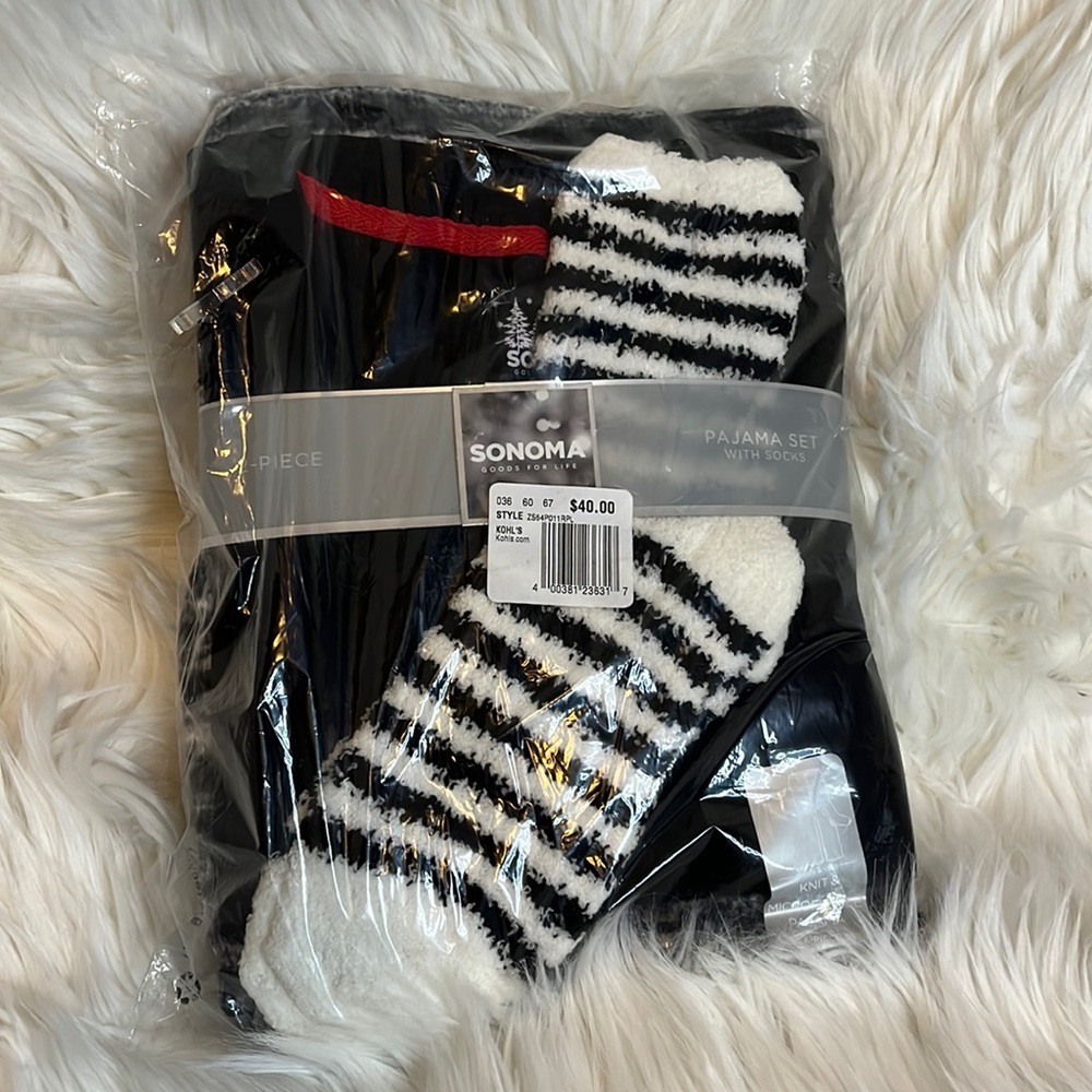 ❄️ Sonoma Pajama Set w/socks, Knit & Waffle Micro Fleece. Three piece set.